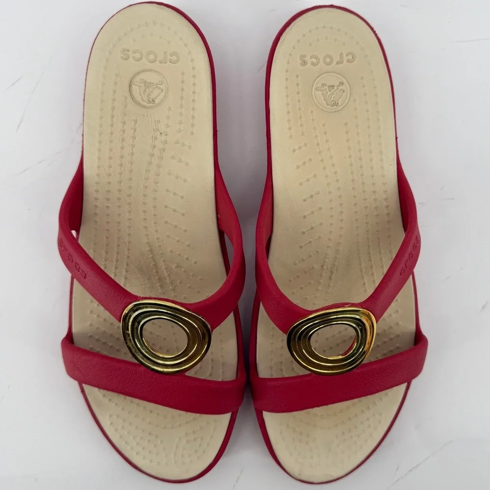Crocs Sanrah Beveled Circle Slide Sandal Red Gold Women 8 Flip Flop Casual Comfy